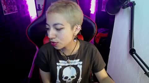 Snapshot of lunarichy chatting on 11/14/25, 08:07 lunarichy online show from 11/14/25, 08:07