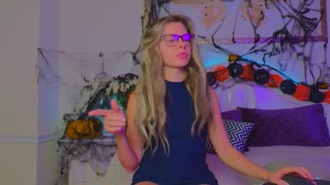 Snapshot of lunarishi chatting on 10/21/25, 11:44 Luna Rishi online show from 10/21/25, 11:44