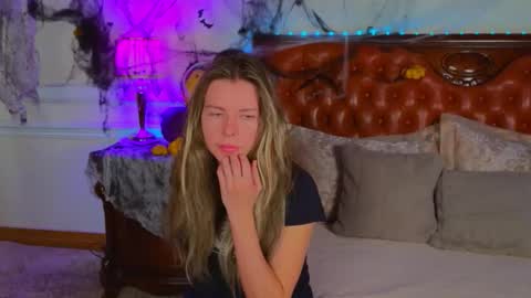 Luna Rishi online show from 10/27/25, 06:17