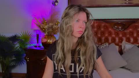 Snapshot of lunarishi chatting on 11/10/25, 06:01 Luna Rishi online show from 11/10/25, 06:01