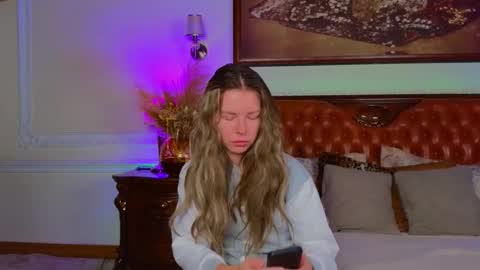 Snapshot of lunarishi chatting on 11/17/25, 06:19 Luna Rishi online show from 11/17/25, 06:19