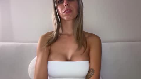 lunarose16 online show from 10/17/25, 10:01