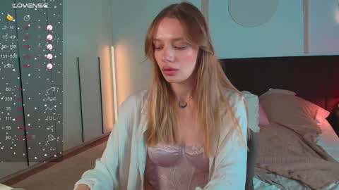 Snapshot of lunaticabae chatting on 10/21/25, 03:29 LunaticaBae online show from 10/21/25, 03:29