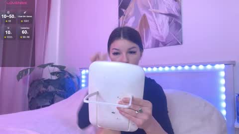 Veronica online show from 11/16/25, 09:48