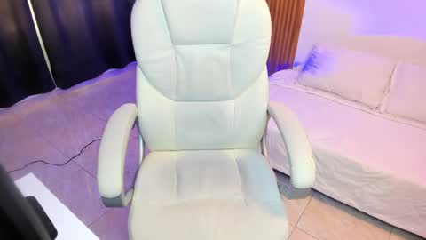 Snapshot of luniksa chatting on 04/18/26, 11:36 luniksa online show from 04/18/26, 11:36