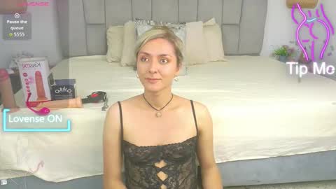 lunitadiva online show from 10/27/25, 01:59