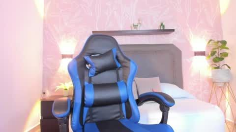 Snapshot of lunna_celeste chatting on 06/11/26, 01:09 L U N A online show from 06/11/26, 01:09