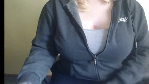 Snapshot of lunoviaxl chatting on 11/01/25, 01:02 LunoviaXL online show from 11/01/25, 01:02