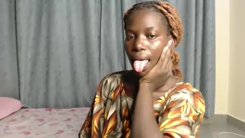 luo_queen online show from 12/21/25, 05:42