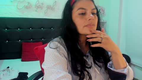 Snapshot of lust_mom chatting on 12/16/24, 07:32 Angela 3 online show from 12/16/24, 07:32