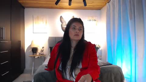 Snapshot of lust_mom chatting on 01/28/25, 11:28 Angela 3 online show from 01/28/25, 11:28