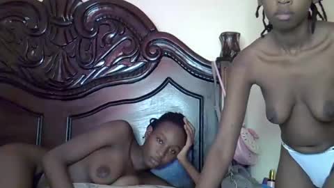 lutino_lovebirds online show from 03/19/26, 10:19
