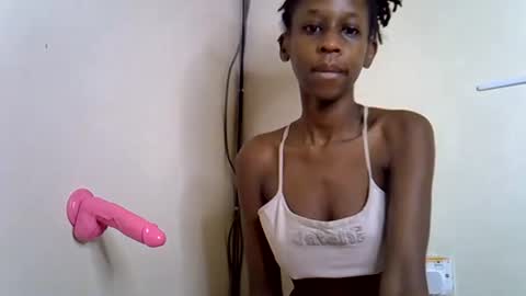 lutino_lovebirds online show from 06/29/26, 10:48