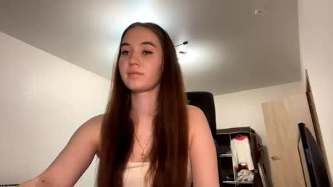 Snapshot of luveniacamero chatting on 12/18/25, 09:21 Luna Muna online show from 12/18/25, 09:21