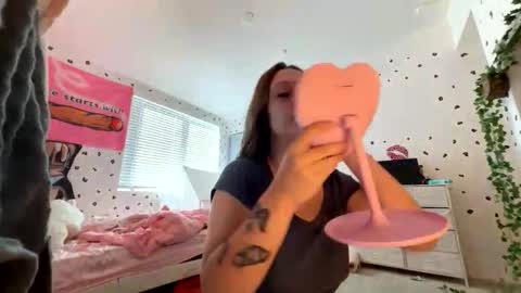 Snapshot of luvkendal chatting on 10/20/25, 03:23 luvkendal online show from 10/20/25, 03:23