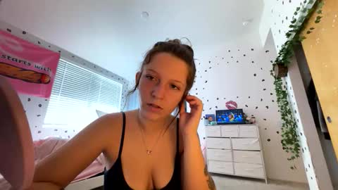 Snapshot of luvkendal chatting on 10/25/25, 06:57 luvkendal online show from 10/25/25, 06:57