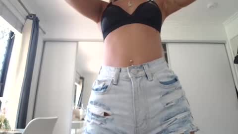 Snapshot of luvlivvyy chatting on 01/09/25, 02:33 Livvyy online show from 01/09/25, 02:33