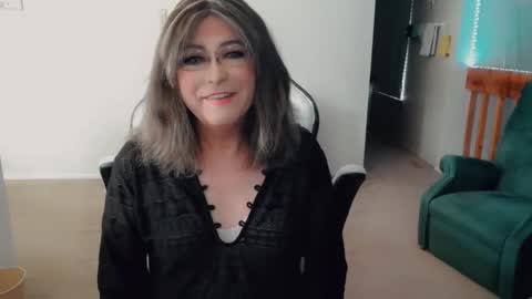 Snapshot of luvs2bbritney chatting on 10/31/25, 05:14 Britney online show from 10/31/25, 05:14