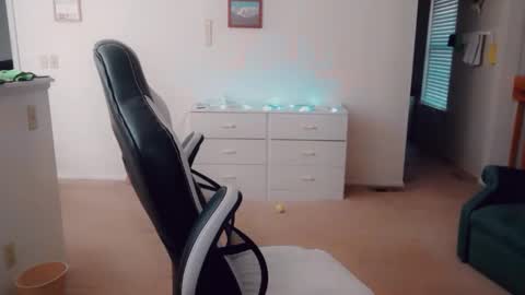 Snapshot of luvs2bbritney chatting on 11/06/25, 05:47 Britney online show from 11/06/25, 05:47