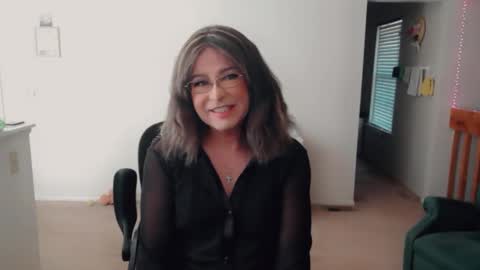 Snapshot of luvs2bbritney chatting on 11/08/25, 06:40 Britney online show from 11/08/25, 06:40