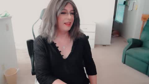 Snapshot of luvs2bbritney chatting on 11/18/25, 08:46 Britney online show from 11/18/25, 08:46