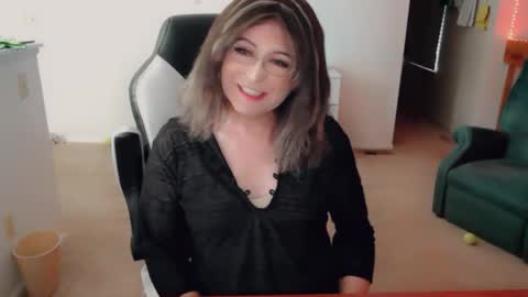 Snapshot of luvs2bbritney chatting on 11/21/25, 08:18 Britney online show from 11/21/25, 08:18