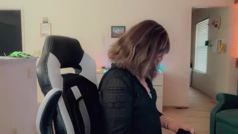 Snapshot of luvs2bbritney chatting on 11/30/25, 06:45 Britney online show from 11/30/25, 06:45