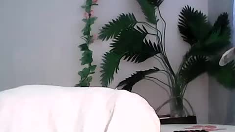 Bee Bee online show from 09/13/25, 05:40