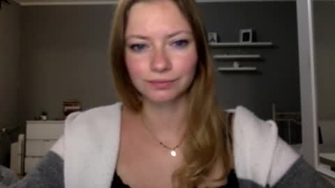 Snapshot of lux_millie chatting on 12/17/25, 10:27 Millie online show from 12/17/25, 10:27