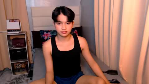 Snapshot of lux_white chatting on 02/25/25, 08:41 queen lux online show from 02/25/25, 08:41
