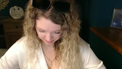 Snapshot of luxdonna chatting on 06/05/26, 06:52 Donna online show from 06/05/26, 06:52