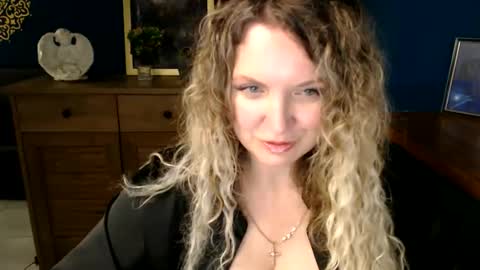 Snapshot of luxdonna chatting on 06/06/26, 06:40 Donna online show from 06/06/26, 06:40