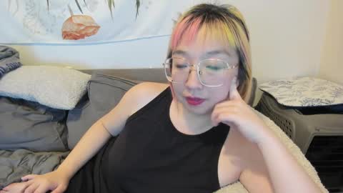 Snapshot of luxgray chatting on 12/18/24, 02:32 LuxGray online show from 12/18/24, 02:32