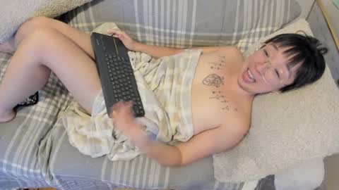 Snapshot of luxgray chatting on 10/17/25, 12:01 LuxGray online show from 10/17/25, 12:01