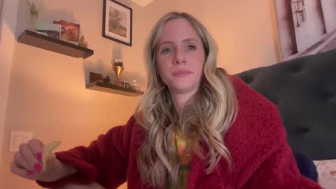 Snapshot of luxlovely111 chatting on 02/25/25, 02:14 Lucylux1 online show from 02/25/25, 02:14