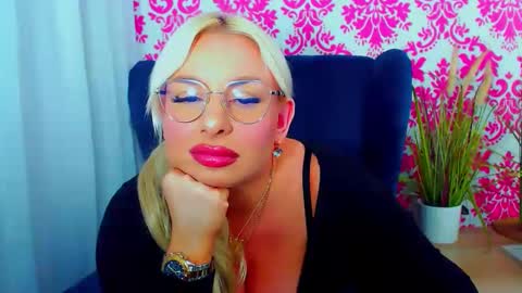 Snapshot of luxuriaaa chatting on 01/09/25, 11:24 Luxuriaa online show from 01/09/25, 11:24