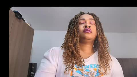 Snapshot of luxy_benet chatting on 06/04/26, 08:20 Big Benet online show from 06/04/26, 08:20