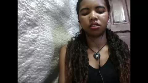 Snapshot of lydialarin chatting on 09/28/25, 03:28 Lydiah online show from 09/28/25, 03:28