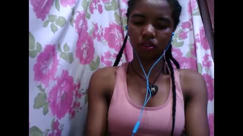 Snapshot of lydialarin chatting on 10/13/25, 03:06 Lydiah online show from 10/13/25, 03:06