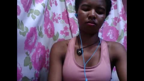 Snapshot of lydialarin chatting on 10/15/25, 06:19 Lydiah online show from 10/15/25, 06:19