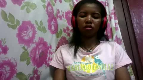 Snapshot of lydialarin chatting on 10/25/25, 03:14 Lydiah online show from 10/25/25, 03:14