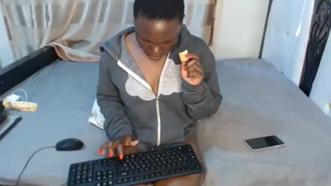 lyiajee online show from 10/21/25, 07:31