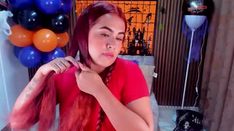 Snapshot of lyla_19_ chatting on 10/23/25, 01:32 lyla_19_ online show from 10/23/25, 01:32