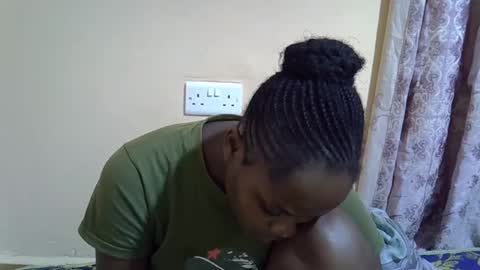 Snapshot of lyn_anna chatting on 10/13/25, 07:52 lyn_anna online show from 10/13/25, 07:52