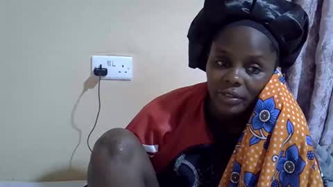 Snapshot of lyn_anna chatting on 10/31/25, 07:37 lyn_anna online show from 10/31/25, 07:37