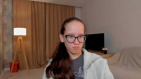 Snapshot of lynettebails chatting on 09/13/25, 04:29 Sara online show from 09/13/25, 04:29