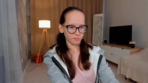 Snapshot of lynettebails chatting on 09/16/25, 04:08 Sara online show from 09/16/25, 04:08