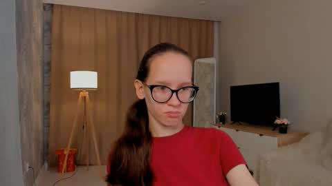 Snapshot of lynettebails chatting on 09/17/25, 04:19 Sara online show from 09/17/25, 04:19