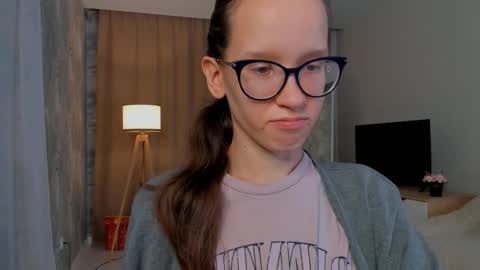 Snapshot of lynettebails chatting on 09/20/25, 04:30 Sara online show from 09/20/25, 04:30