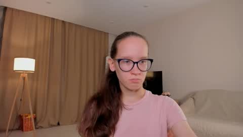 Snapshot of lynettebails chatting on 10/05/25, 04:05 Sara online show from 10/05/25, 04:05